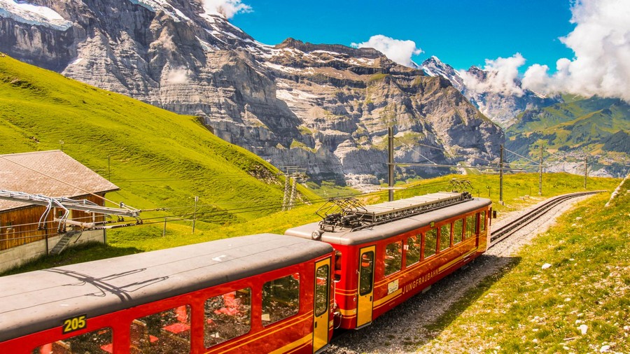 Viaggiare in treno tra le montagne