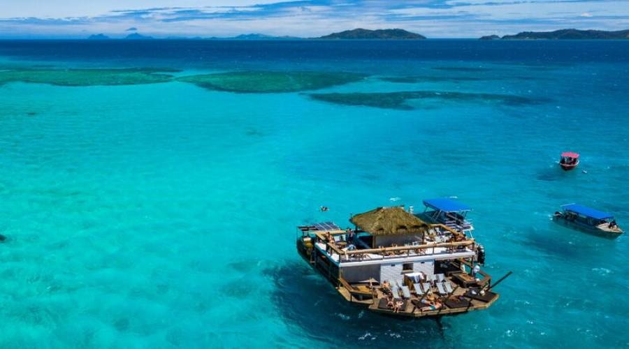Famoso bar galleggiante tra le isole Fiji
