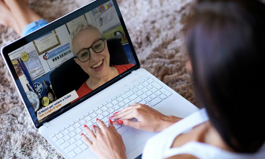 Luigia d'Isita durante una diretta FB su Cuba